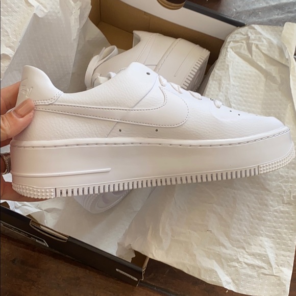 Woman’s Nike Air Force 1 Sage Low Triple White Sz8 - Picture 5 of 7